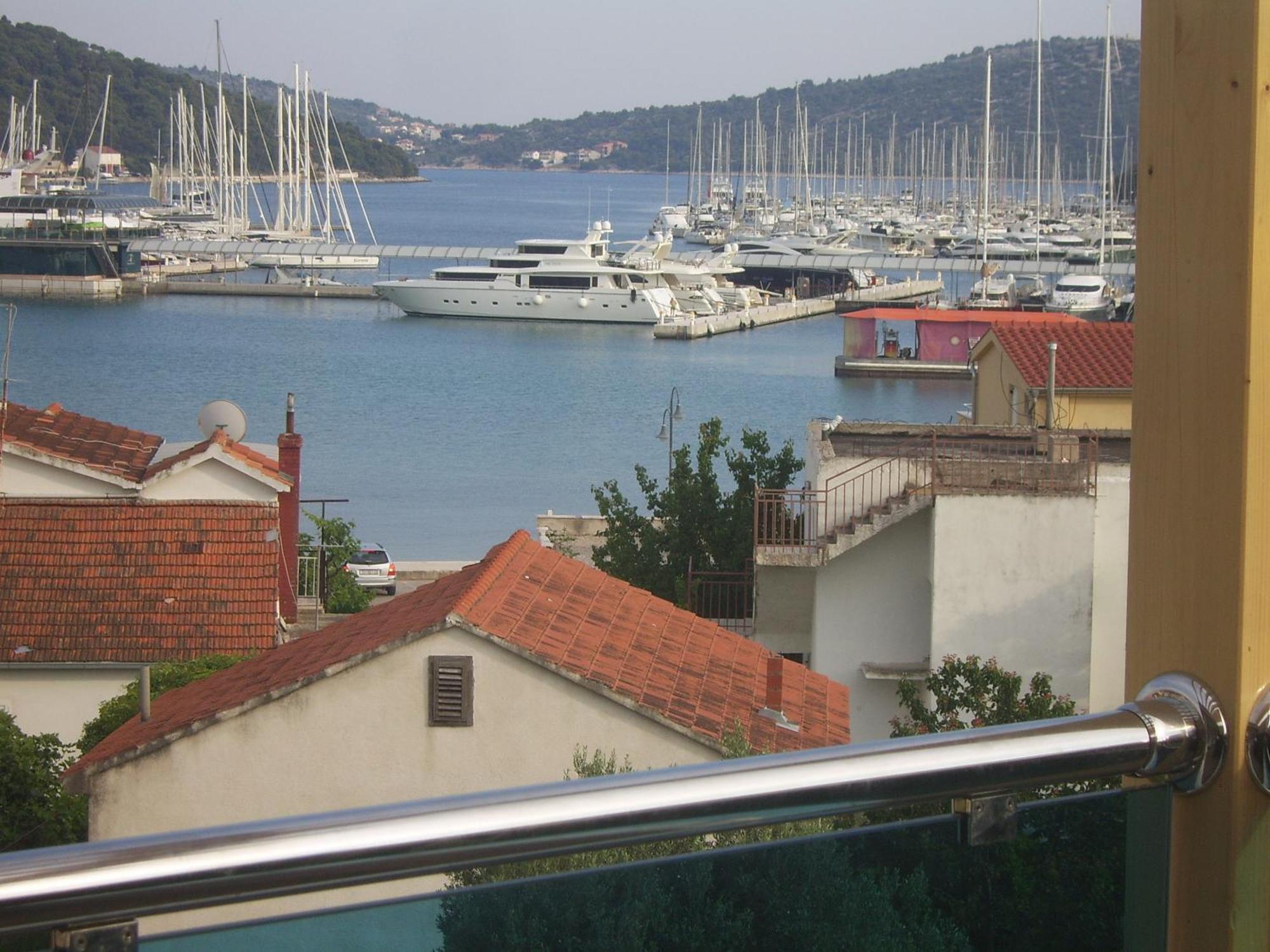 Apartments Villa Erik Rogoznica  Rom bilde